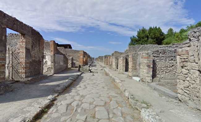 Le rovine di Pompei: crolla parte di muro in una domus
