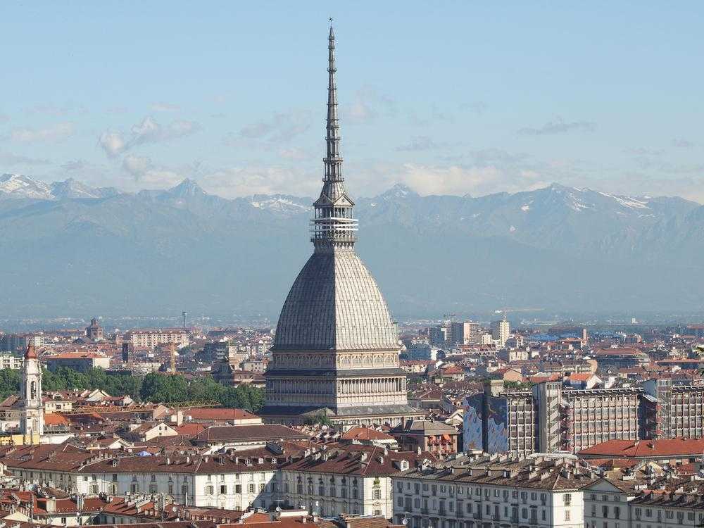 Città di Torino contro il razzismo: la Mole Antonelliana s'illumina d'arancione