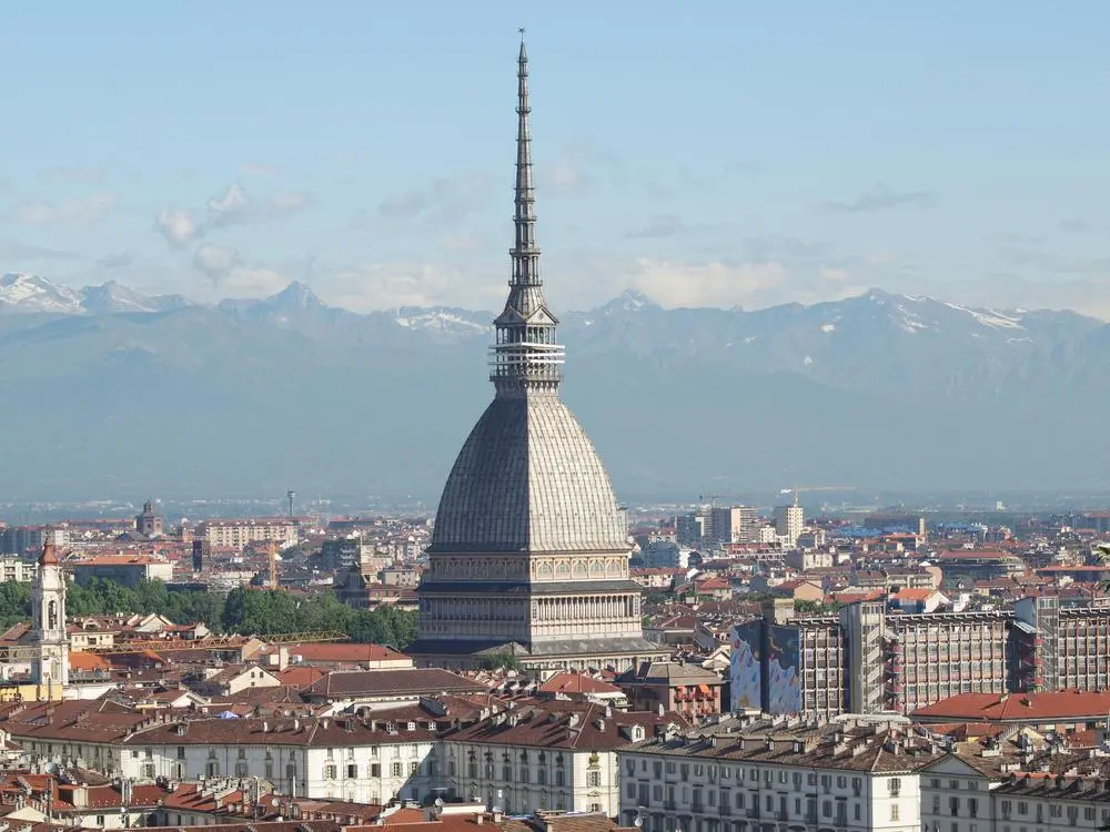 Città di Torino contro il razzismo: la Mole Antonelliana s'illumina d'arancione