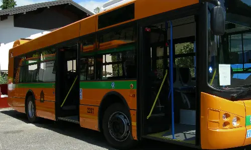 17enne perde il bus, lo insegue e massacra il conducente