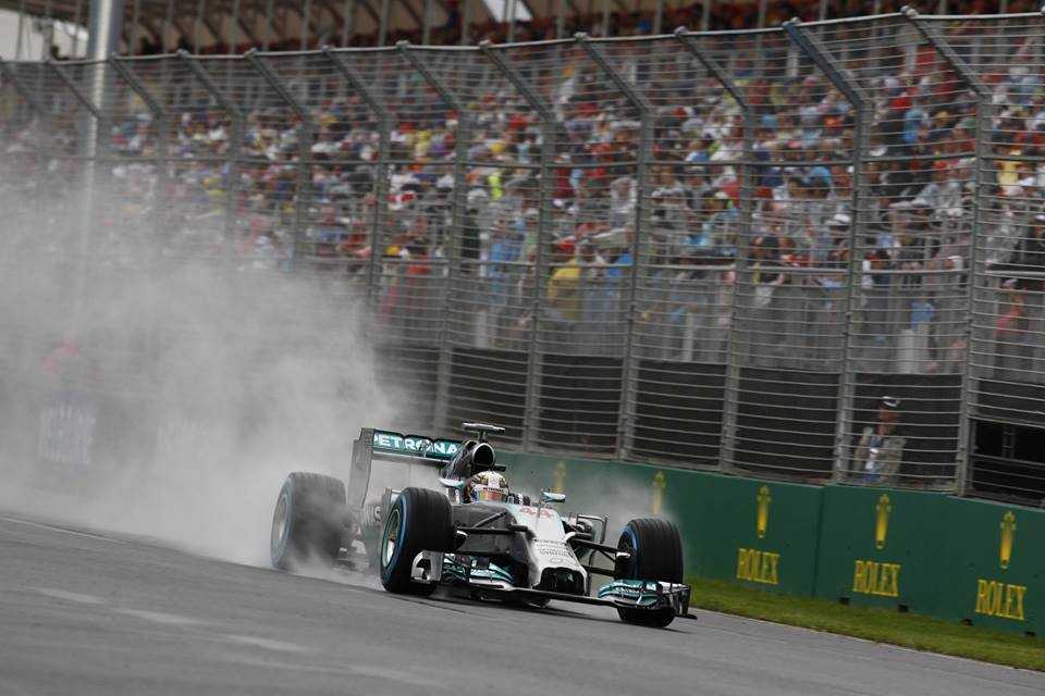 F1, qualifiche sotto la pioggia in Australia: Hamilton in Pole, Alonso soltanto 5°