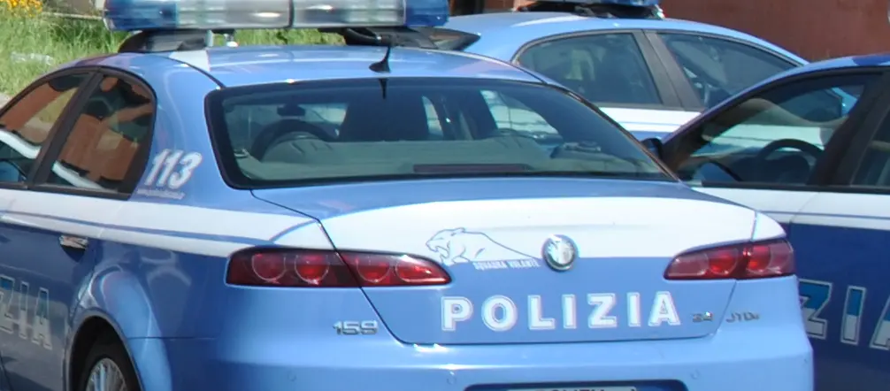 Tor Bella Monaca: poliziotto si spara in auto con la pistola di ordinanza