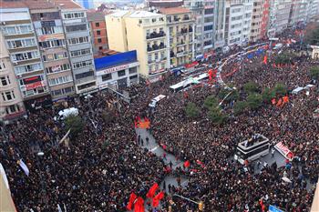 Istanbul accompagna il feretro di Berkin, ma la tensione resta altissima