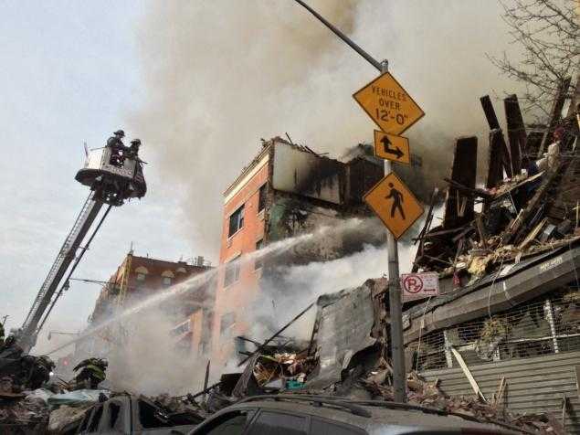 New York: esplosione di un palazzo a Manhattan, persone intrappolate