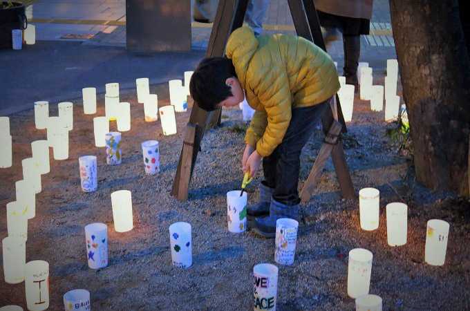 Il Giappone ricorda Fukushima, mentre ancora si contano le vittime
