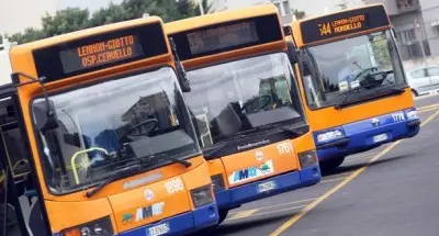 Palermo, gang sale sul bus e picchiano un giovane. L'autista: «Ci sono linee impossibili»