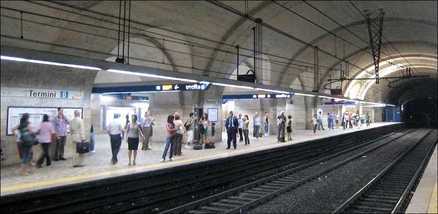 Blocco della metro a Roma Termini: uomo armato sui binari