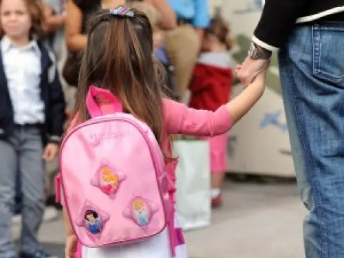 Bambina di 4 anni, operata e ricoverata, cacciata da scuola per troppe assenze