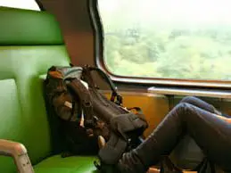 Centinaia di oggetti dimenticati ogni giorno sui treni. Smartphone e zaini