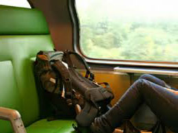 Centinaia di oggetti dimenticati ogni giorno sui treni. Smartphone e zaini