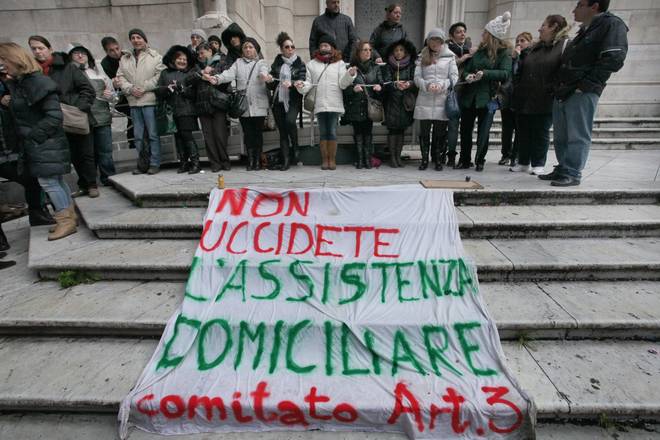 Napoli, lavoratori per assistenza disabili si incatenano al Duomo