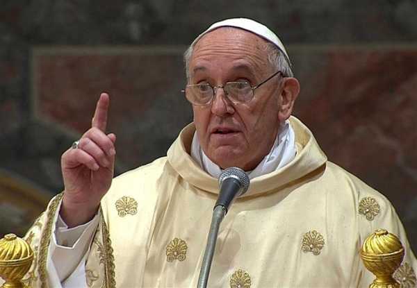 Papa Francesco: «Non condanniamo separati e divoriziati. Camminiamo con loro»