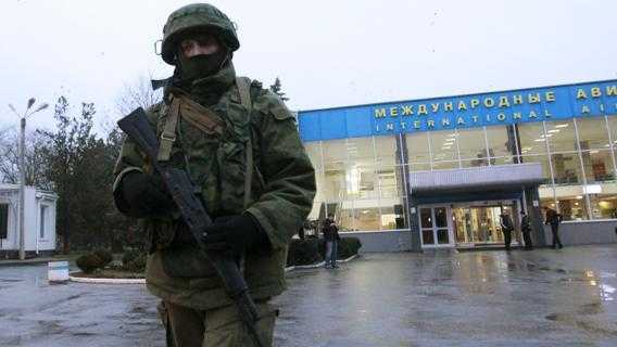 Crimea, militari russi occupano due aeroporti. Kiev: "E' un'invasione armata"