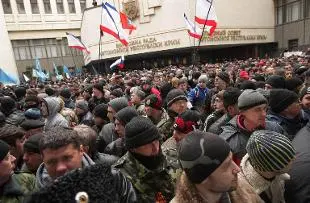 Ucraina, irruzione di uomini armati in Parlamento di Crimea: issata bandiera russa