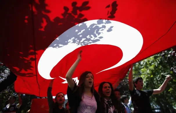 Turchia, scandalo intercettazioni: manifestazioni per dimissioni Erdogan