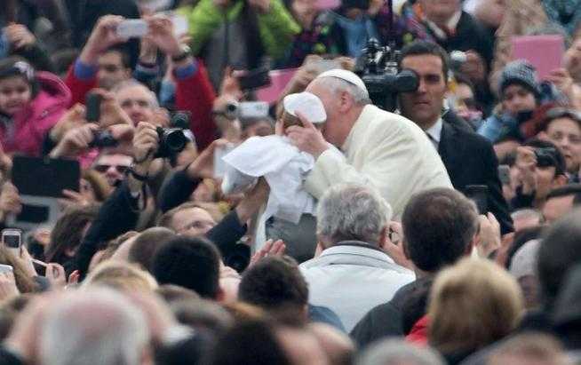 Carnevale: Papa Francesco tra i bimbi vestiti da "Pontefici" e "Guardie Svizzere"