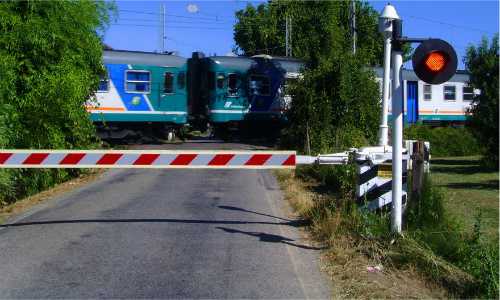 Mantova, motocicletta travolta da un  treno al passaggio a livello: due morti