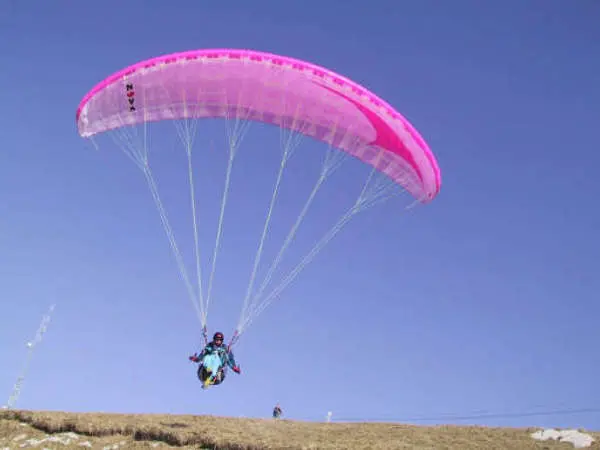 Norma: parapendista finisce contro i cavi elettrici