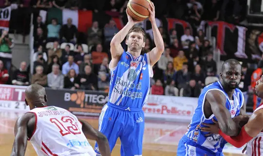 Basket, dopo la vittoria europea contro il Bamberg, la Dinamo vince anche a Varese