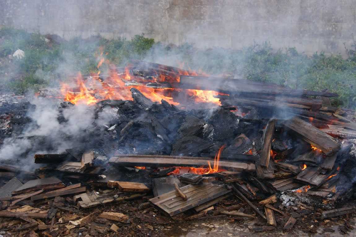 Bare e resti umani bruciati nel cimitero di Bagheria