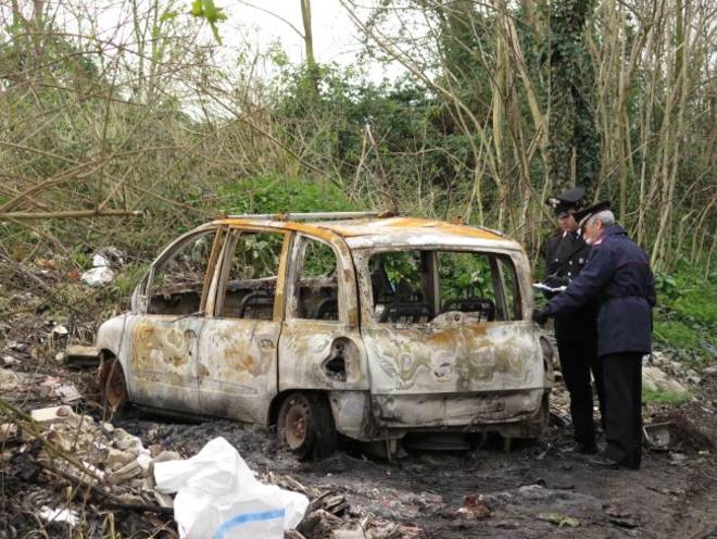 Un altro cadavere carbonizzato in un'auto. La scoperta a Grumo Nevano