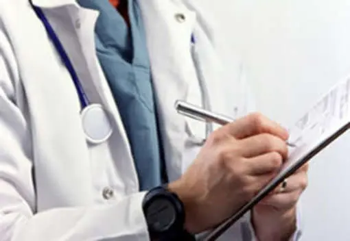 I medici italiani lavorano troppo: lo ha detto la Commissione europea