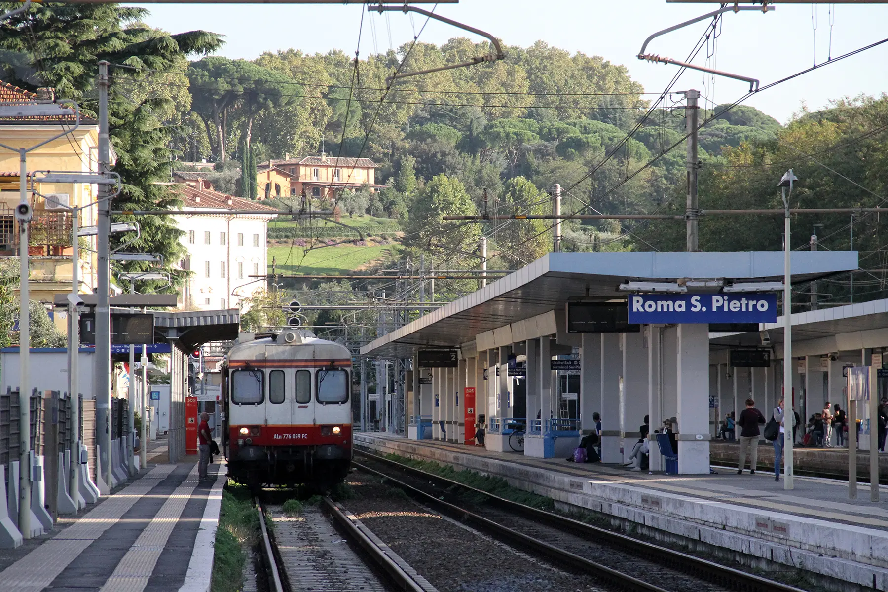 Roma, trovato cadavere di un uomo di 30 anni sui binari. Aveva le gambe tranciate