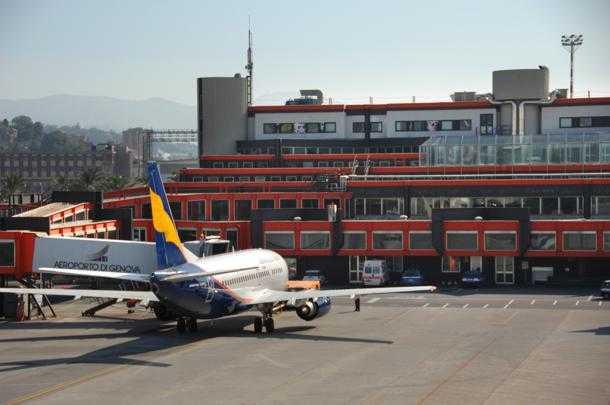 Genova, un volo Alitalia colpito da un fulmine all' aeroporto Colombo
