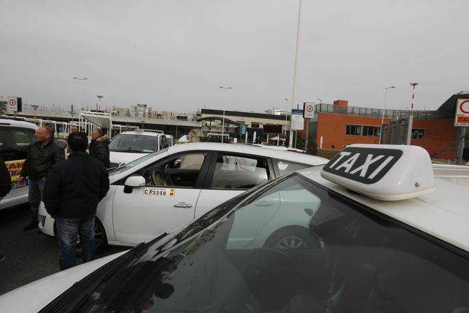 Napoli: tassisti in piazza contro le agevolazioni concesse al car-sharing