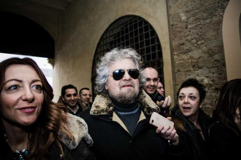 #Sanremo2014, Grillo improvvisa comizio fuori all'Ariston