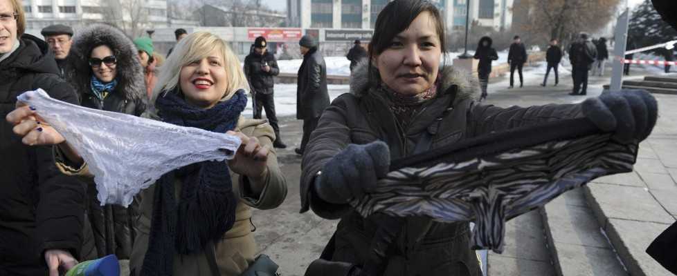 Kazakhstan, la protesta delle mutande