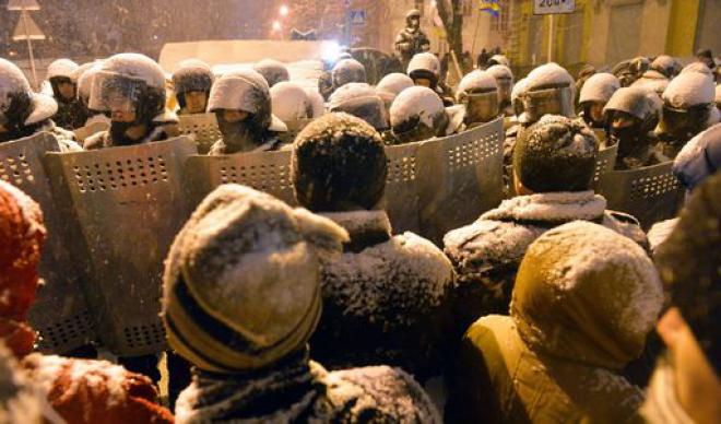 Kiev, scontri tra polizia e manifestanti davanti la sede del parlamento