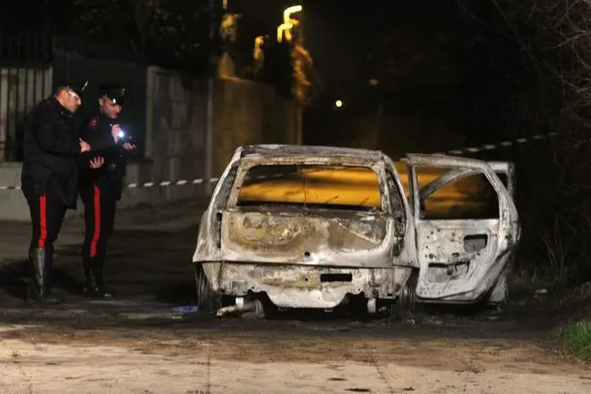 Caivano (NA), trovati due cadaveri carbonizzati in un'auto