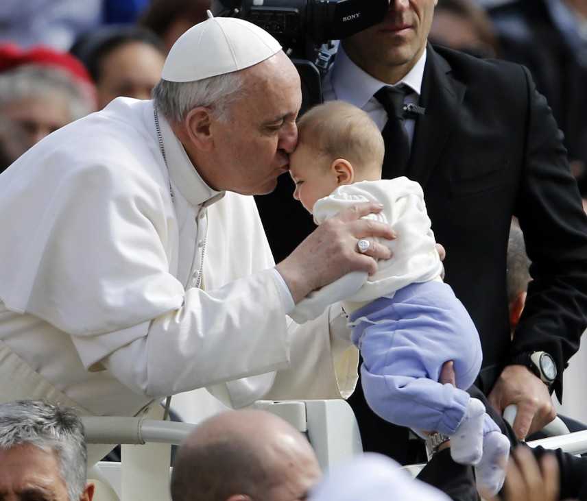 Papa Francesco resta argentino, rinuncia al passaporto diplomatico