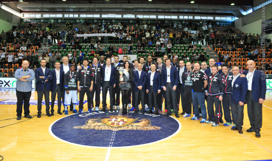 La Dinamo Sassari festeggia la vittoria della Coppa Italia con una vittoria davanti ai propri tifosi