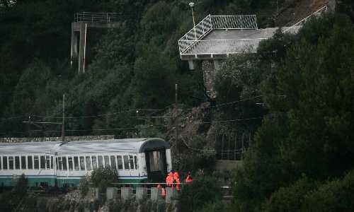 Liguria, rimossi i primi vagoni del treno deragliato ad Andora