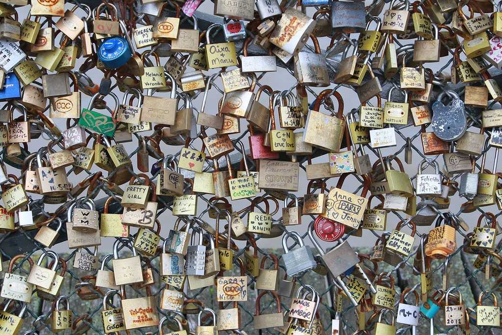 Parigi: troppi lucchetti d'amore, danni al Pont des Arts