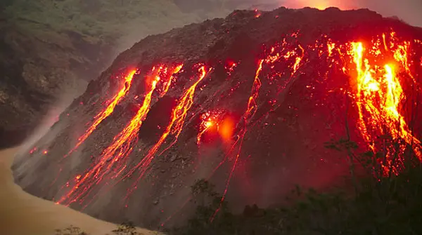 Indonesia: erutta il vulcano Kelud, 200mila persone in fuga