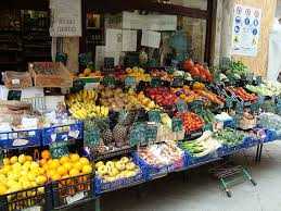 Esposizione di frutta e verdura  vietata all'esterno dei negozi