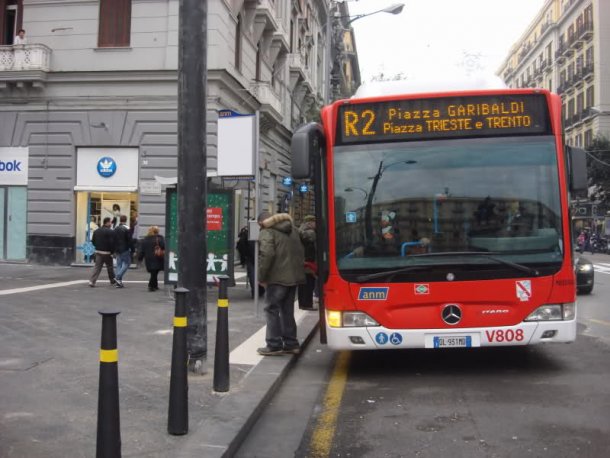 Napoli, autista dell'autobus R2 aggredito con un pugno da un passeggero