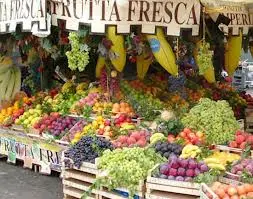 Commette reato il fruttivendolo che espone cassette di verdura sul marciapiede davanti al negozio