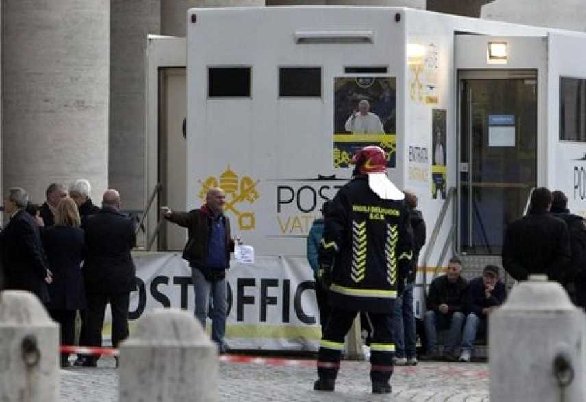 Piazza San Pietro: due persone minacciano di darsi fuoco