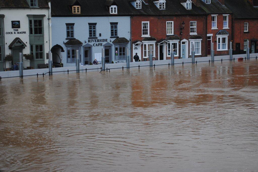 Gb: Londra in ginocchio, Tamigi raggiunge livelli record
