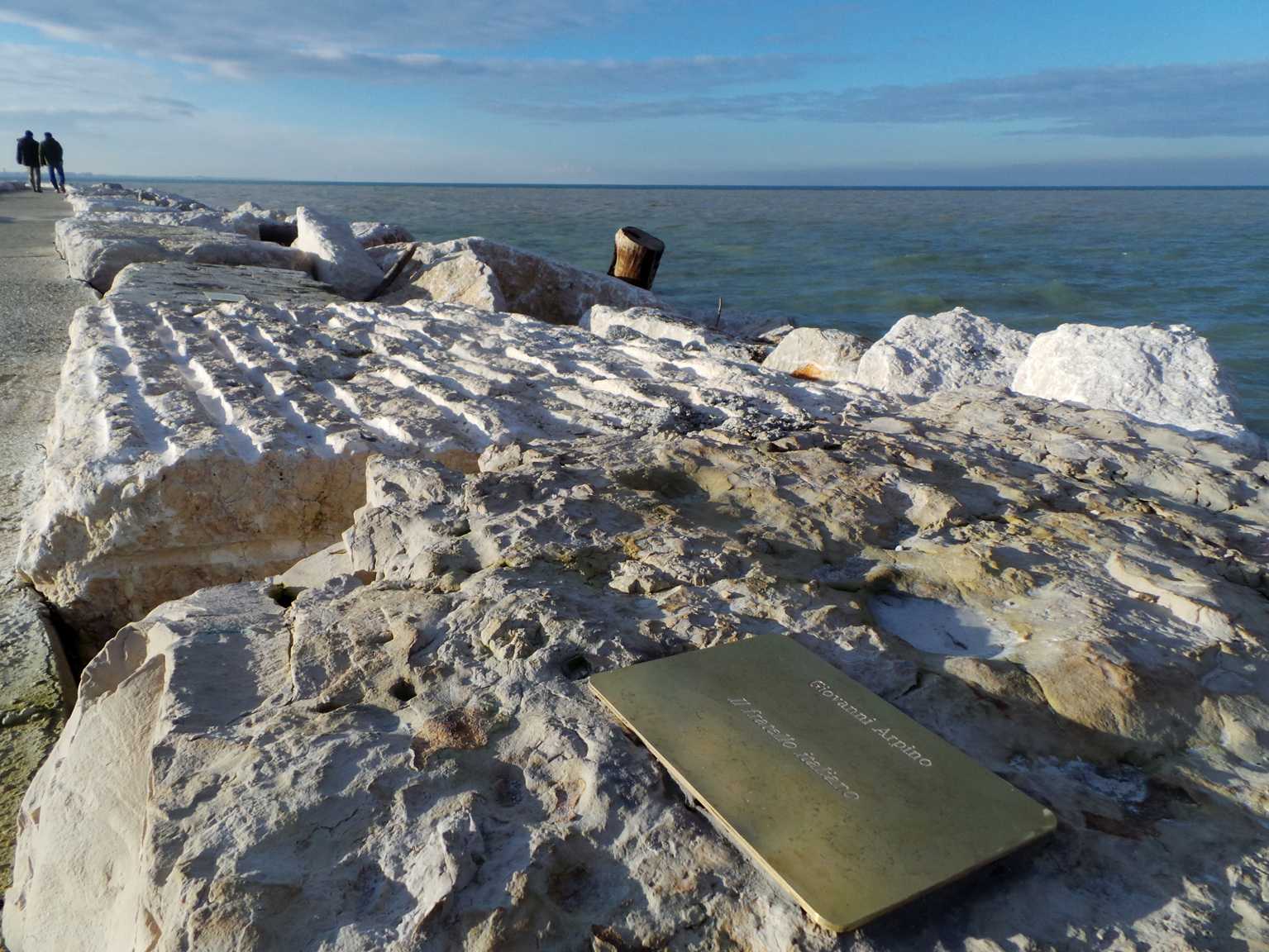 Rimini, "Giorno del Ricordo": una "biblioteca di pietra" protesa nel mare [FOTO]