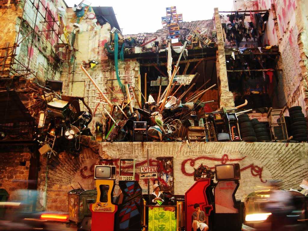 Palermo, crolla palazzina alla Vucciria: tragedia sfiorata tra il degrado, l'arte e la movida