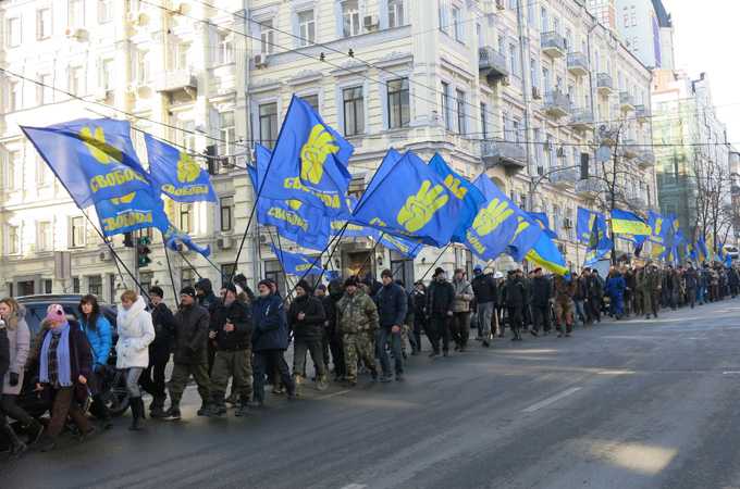 Ucraina, i manifestanti esortano l'esercito a non intervenire