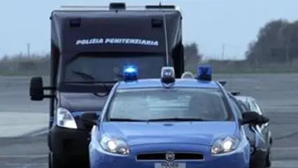 Assalto a furgone polizia con sparatoria: un morto. Evaso il boss