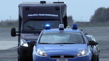 Assalto a furgone polizia con sparatoria: un morto. Evaso il boss