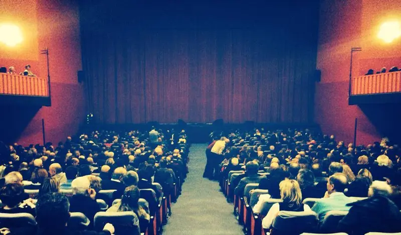 Bologna, chiude il Teatro delle Celebrazioni: piove dal soffitto, e si rischia il crollo