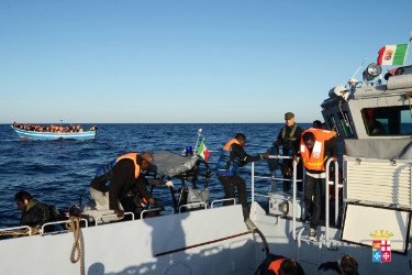 Sicilia, la Marina salva 175 migranti a sud di Capo Passero